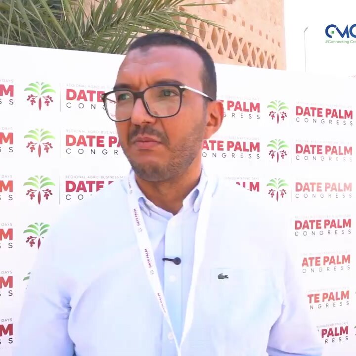 Aissam Taki, responsable commercial d'AstraChem Maroc, interviewé devant le mur du RAMD Date Palm Congress 2026 à Erfoud
