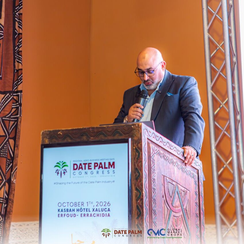 Samir Bichra, CEO de Global Market Crops, au pupitre du RAMD Date Palm Congress 2026 à la Kasbah Hôtel Xaluca d'Erfoud