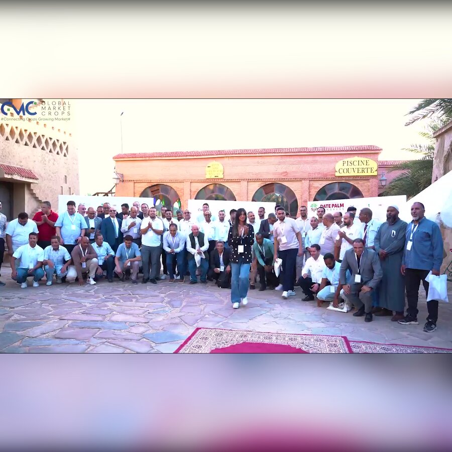 Photo de groupe des participants, intervenants et organisateurs du RAMD Date Palm Congress 2026 dans la cour de la Kasbah Hôtel Xaluca d'Erfoud, le 1er octobre 2026